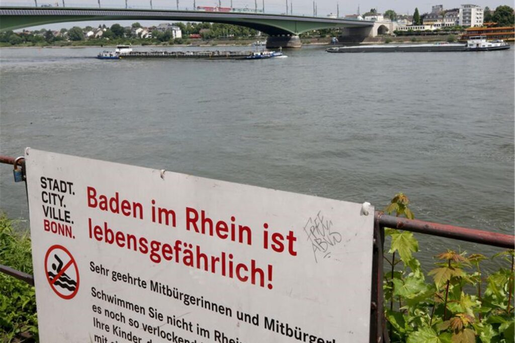 Auf einem Hinweisschild am Wasser steht 
