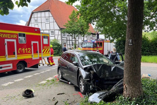 Am Reckhof ist ein Auto gegen einen Baum gefahren.
