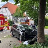 Am Reckhof ist ein Auto gegen einen Baum gefahren.