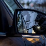 Autodieb versucht Auto zu öffnen