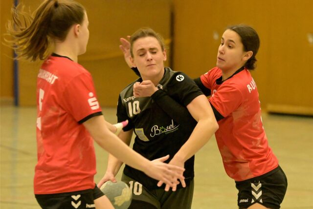Martha Wegemann (M.) war mit neun Treffern beste Werferin beim VfL Brambauer.