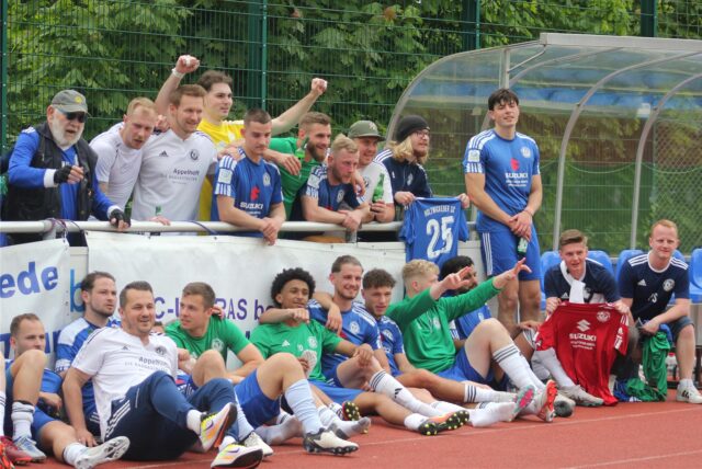 Große Freude herrschte beim Holzwickeder SC und Anhang nach dem 4:0-Erfolg beim TuS Erndtebrück.