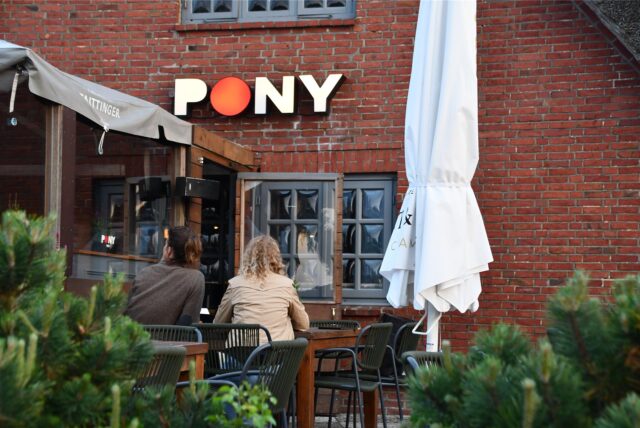 Zwei Frauen sitzen auf der Terrasse des Club „Pony“ in Kampen (Sylt). Hier hatten Party-Gäste zu Pfingsten rassistische Lieder gegrölt.
