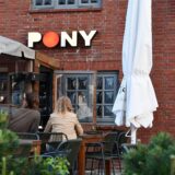 Zwei Frauen sitzen auf der Terrasse des Club „Pony“ in Kampen (Sylt). Hier hatten Party-Gäste zu Pfingsten rassistische Lieder gegrölt.