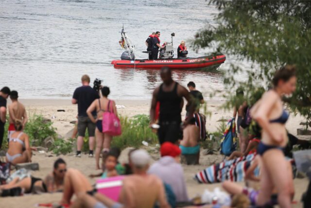 Der Paradiesstrand in Düsseldorf: Hier hatten zwei Personen aus Dortmund einen schweren Badeunfall.