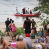 Der Paradiesstrand in Düsseldorf: Hier hatten zwei Personen aus Dortmund einen schweren Badeunfall.
