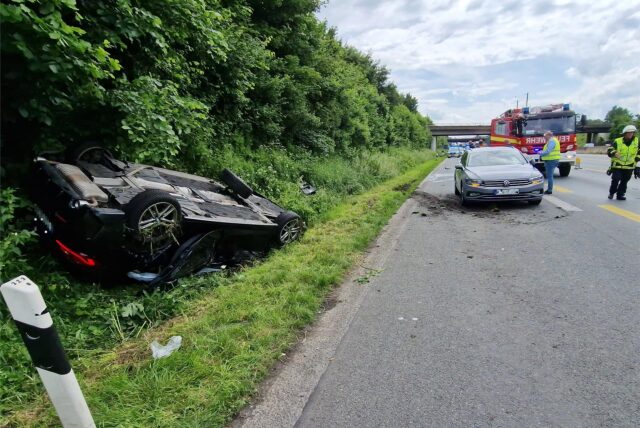 Unfall auf der A1 am Autobahnkreuz Dortmund/Unna: Diese zwei Autos sind am Montag (27.5.) zusammengestoßen. Der eine Wagen schleuderte in den Graben, wo er auf dem Dach liegen blieb.