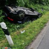 Unfall auf der A1 am Autobahnkreuz Dortmund/Unna: Diese zwei Autos sind am Montag (27.5.) zusammengestoßen. Der eine Wagen schleuderte in den Graben, wo er auf dem Dach liegen blieb.