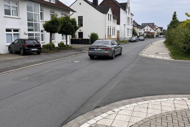 Ein Auto fährt über den Afferder Weg in Unna
