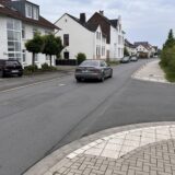 Ein Auto fährt über den Afferder Weg in Unna