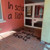 Schmierereien auf dem Boden und an der Wand der Böckenheckschule in Datteln.