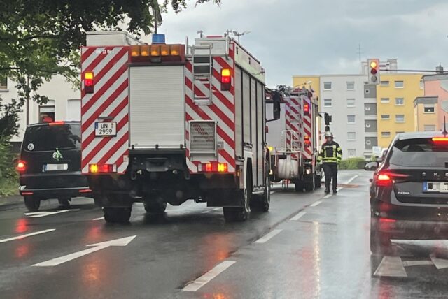 Einsatz auf dem Beethovenring in Unna: Die Feuerwehr musste am Montagabend (27.05.) eine Ölspur bearbeiten.