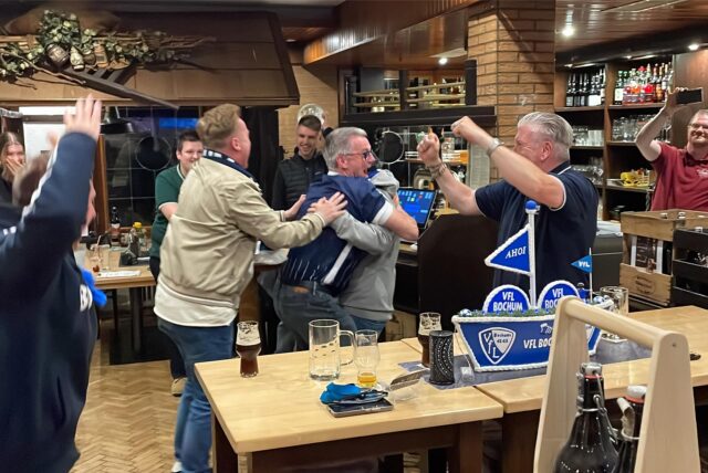Castrop-Rauxeler Fans des VfL Bochum erleben im Brauhaus Rütershoff gemeinsam das Relegations-Wunder von Düsseldorf.