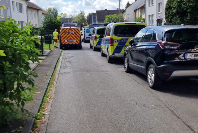 In der Friedrich-Winter-Straße in Unna-Königsborn stehen mehrere Einsatzfahrzeuge von Polizei und SEK sowie ein Notarztwagen.