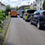 In der Friedrich-Winter-Straße in Unna-Königsborn stehen mehrere Einsatzfahrzeuge von Polizei und SEK sowie ein Notarztwagen.