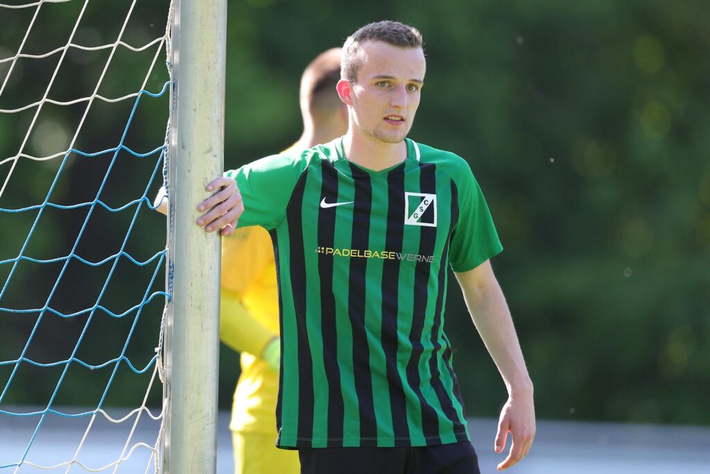 Luis Buschmann lehnt am Tor. Luis Buschmann lehnt am Tor.