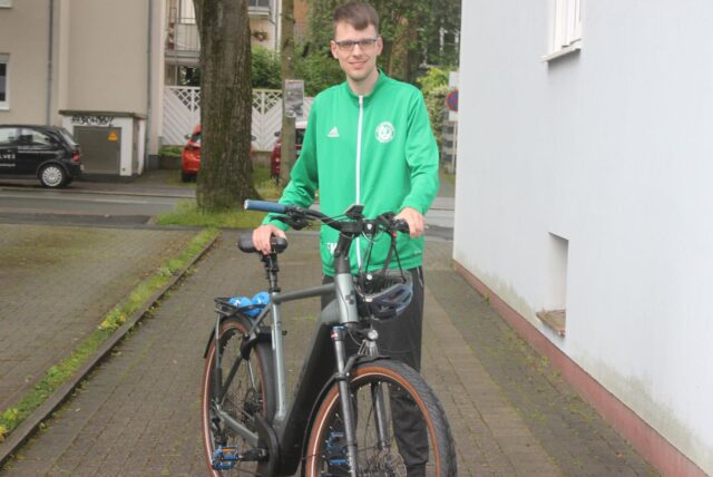 HSC-Fan Felix Main fuhr mit dem Fahrrad von Unna nach Erndtebrück. Stolze 120 Kilometer beträgt die Distanz.