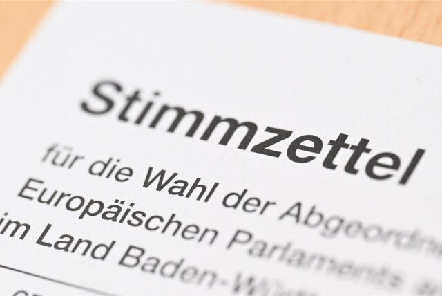 Ein Stimmzettel für die Wahl zum Europaparlament liegt auf einem Tisch.