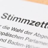 Ein Stimmzettel für die Wahl zum Europaparlament liegt auf einem Tisch.