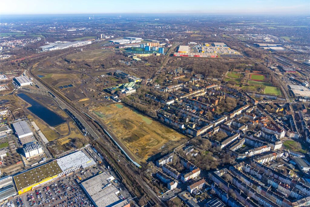 Auf der hellgrünen Fläche in der Bildmitte entsteht das Wohngebiet „Karlsquartier“. Dahinter schließt sich der „grüne Ring“ als neuer Stadtpark an. Auf der hellgrünen Fläche in der Bildmitte entsteht das Wohngebiet „Karlsquartier“. Dahinter schließt sich der „grüne Ring“ als neuer Stadtpark an.