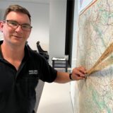 Carsten Kreutzer ist Lagedienstführer in der Kreisleitstelle für Feuerwehr und Rettungsdienst an der Florianstraße in Unna. Hier steht er an einer klassischen Landkarte, die – neben den digitalen Programmen – eine schnelle Berechnung der Flugdauer von Rettungshubschraubern zum Einsatzort ermöglicht.