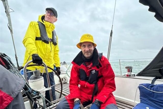 Die Tour beginnt: Lutz Dieckhöfer (r.) mit seinem Vater Jochen auf dem Boot „Siddartha“, das vier BVB-Fans nach London bringt.