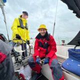 Die Tour beginnt: Lutz Dieckhöfer (r.) mit seinem Vater Jochen auf dem Boot „Siddartha“, das vier BVB-Fans nach London bringt.