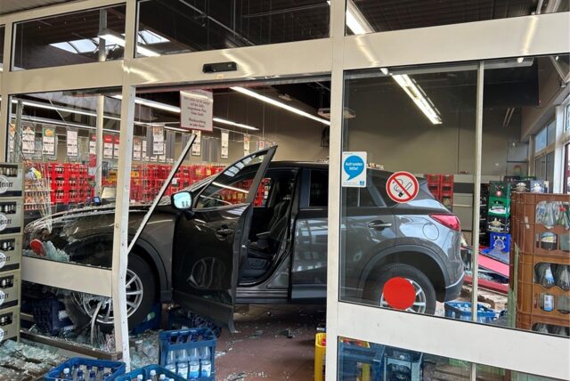 Ein Auto steht mitten im Getränkemarkt am Zollpost. Bei dem Unfall entstand hoher Sachschaden.