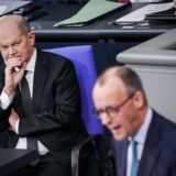 Laut der Forsa-Umfrage würden 33 Prozent für Olaf Scholz stimmen und 31 Prozent für Friedrich Merz (r).