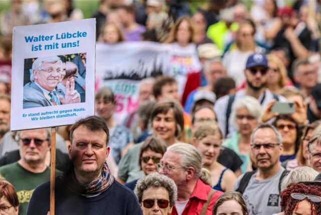 Teilnehmer der Kundgebung zeigen Schilder und Plakate auf einer Kundgebung und Demonstration unter dem Motto «Rechtsextremismus stoppen in Europa & vor Ort – Demokratie verteidigen».