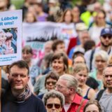 Teilnehmer der Kundgebung zeigen Schilder und Plakate auf einer Kundgebung und Demonstration unter dem Motto «Rechtsextremismus stoppen in Europa & vor Ort – Demokratie verteidigen».