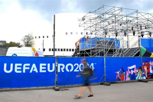 Monteure arbeiten am Aufbau der Fan-Zone in Düsseldorf. Ab dem 14. Juni beginnt die Fußball-Europameisterschaft in Deutschland. Für die Fußball-EM finden sich in Jobbörsen im Internet derzeit zahlreiche Stellenausschreibungen.