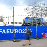 Monteure arbeiten am Aufbau der Fan-Zone in Düsseldorf. Ab dem 14. Juni beginnt die Fußball-Europameisterschaft in Deutschland. Für die Fußball-EM finden sich in Jobbörsen im Internet derzeit zahlreiche Stellenausschreibungen.