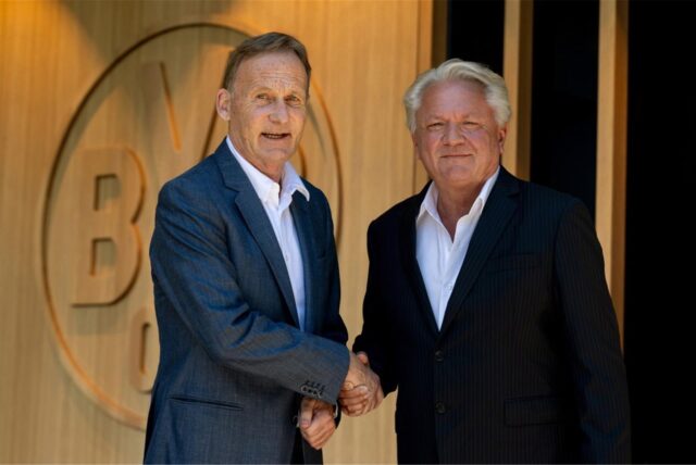 Hans-Joachim Watzke schüttelt Armin Papperger die Hand.