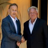 Hans-Joachim Watzke schüttelt Armin Papperger die Hand.