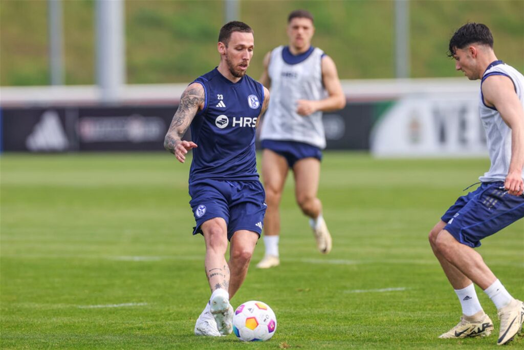 01.05.2024, Fussball, Saison 2023/2024, 2. Bundesliga, Training FC Schalke 04, Darko Churlinov (FC Schalke 04), Yusuf Kabadayi (FC Schalke 04) 01.05.2024, Fussball, Saison 2023/2024, 2. Bundesliga, Training FC Schalke 04, Darko Churlinov (FC Schalke 04), Yusuf Kabadayi (FC Schalke 04)