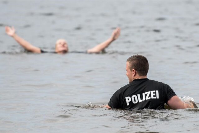 Eine Rettungsübung in einem See (Symbolbild).