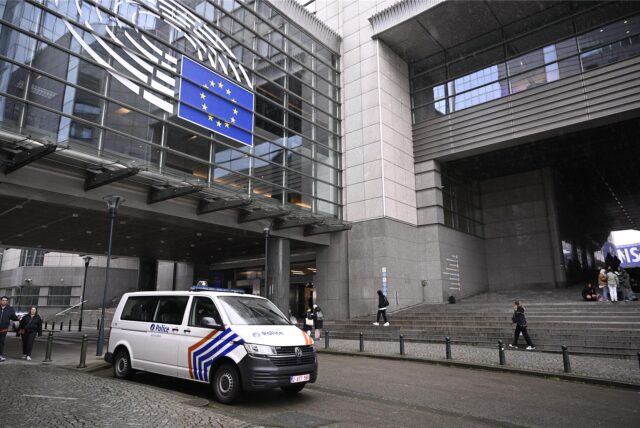 Polizeiautos stehen vor dem Europäischen Parlament. Im Zusammenhang mit mutmaßlicher russischer Einflussnahme sind die Wohnung und die Büros eines Mitarbeiters des Europäischen Parlaments durchsucht worden.