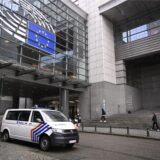 Polizeiautos stehen vor dem Europäischen Parlament. Im Zusammenhang mit mutmaßlicher russischer Einflussnahme sind die Wohnung und die Büros eines Mitarbeiters des Europäischen Parlaments durchsucht worden.