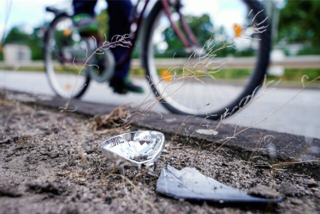 Ein Mensch fährt auf seinem Fahrrad. (Symbolbild)