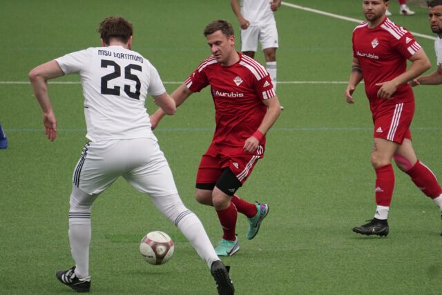Maik Küchler (m). läuft einen Gegenspieler an.