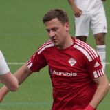 Maik Küchler (m). läuft einen Gegenspieler an.