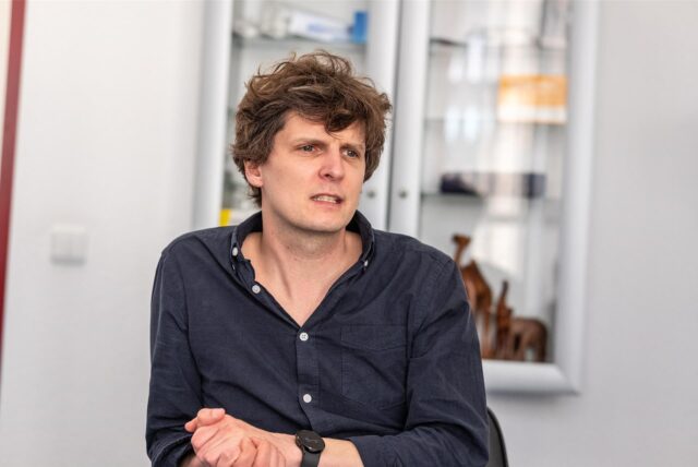 Der Recklinghäuser Hausarzt Christoph Johann sitzt auf einem Stuhl.
