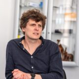 Der Recklinghäuser Hausarzt Christoph Johann sitzt auf einem Stuhl.
