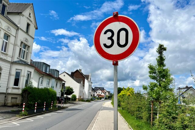 Wieder da: Nachdem provisorische Tempo-30-Schilder am Afferder Weg verschwunden waren, hat die Stadt Unna neue aufstellen lassen – nach einer gewissen Bedenkzeit.