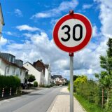 Wieder da: Nachdem provisorische Tempo-30-Schilder am Afferder Weg verschwunden waren, hat die Stadt Unna neue aufstellen lassen – nach einer gewissen Bedenkzeit.
