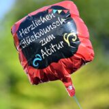 Auf einem Ballon steht „Herzlichen Glückwunsch zum Abitur“
