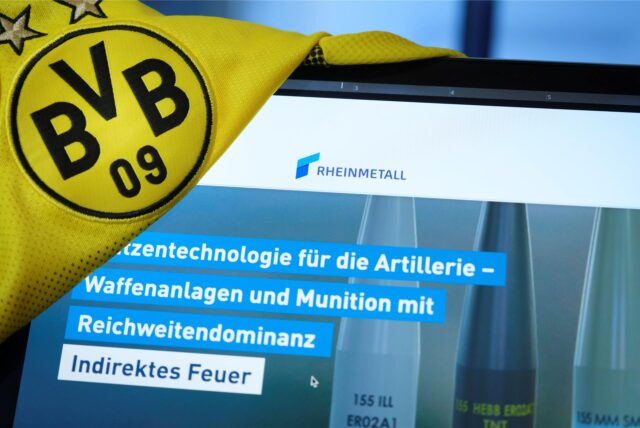 Ein BVB-Trikot hängt über einem Laptop.