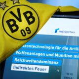 Ein BVB-Trikot hängt über einem Laptop.