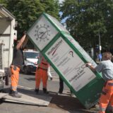 An der Morgenstraße/Ecke Ostring in Unna bauen im Jahr 2017 Arbeiter eine große Standuhr ab und heben sie in einen Lastwagen